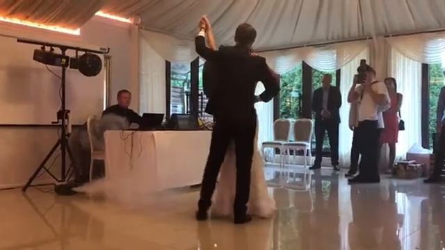 Нежный свадебный танец в платье "рыбка" смотреть онлайн