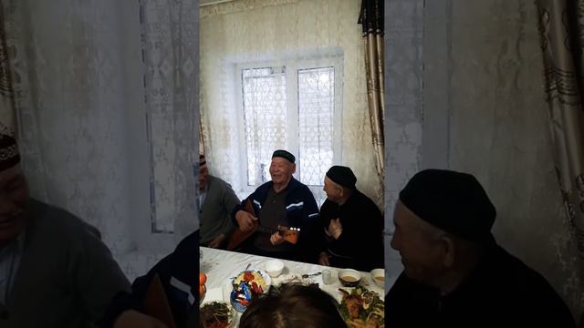 Атамыз 80 жаста.Балалайка шертіп,частушкалатып отыр. смотреть онлайн