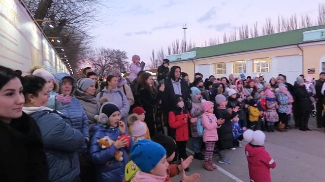 Песня в День Святого Николая у новогодней елки смотреть онлайн