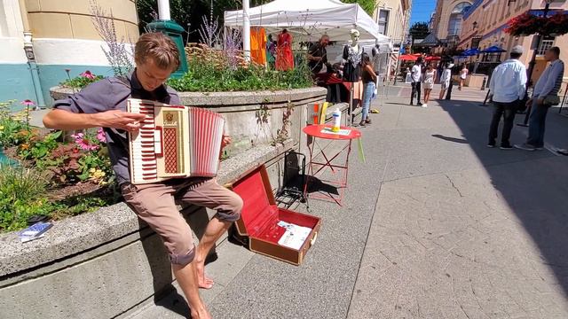 Ryan Zak performs Accordion on the streets of Victoria, BC смотреть онлайн