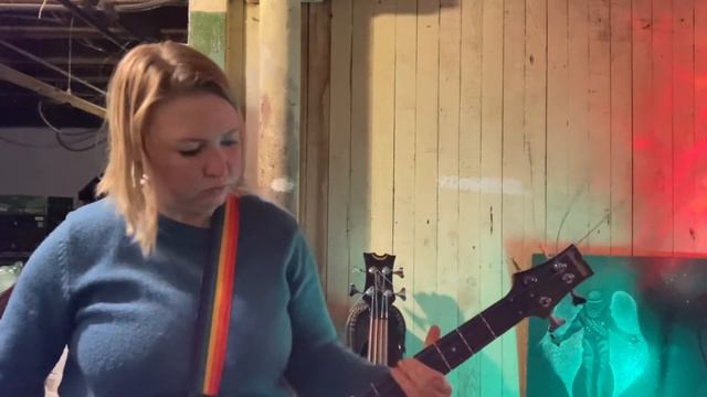 Looper Jam with guitar, bass, cajon, ukulele смотреть онлайн