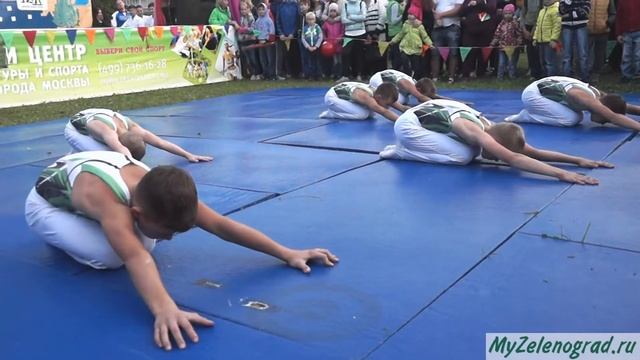 Показательное выступление спортивных гимнастов спортшколы №111 смотреть онлайн