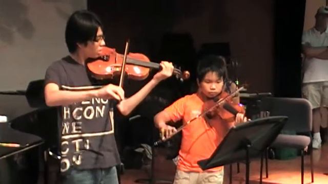 UBC Summer Music Institute 2010 - J.S. Bach Minuet Violin Duet by Ryan CHAN & TIn YUNG смотреть онлайн
