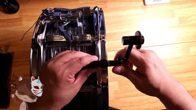 Installing the Shure A56D Mic Drum Mount on snare drum смотреть онлайн