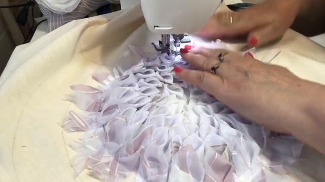 Как сшить коврик из обрезков лоскутов органзы и вуали / Вариант 3. Утилизация ткани и старой одежды смотреть онлайн