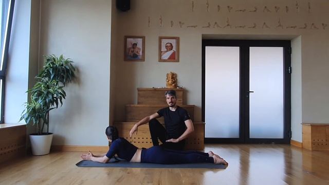 Шалабхасана. Поза саранчи. Силовой прогиб. Как сделать позу правильно смотреть онлайн