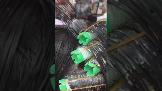 Прикорневой объем волос на бигуди-липучки. Долговременная укладка без заломов и травм волос смотреть онлайн