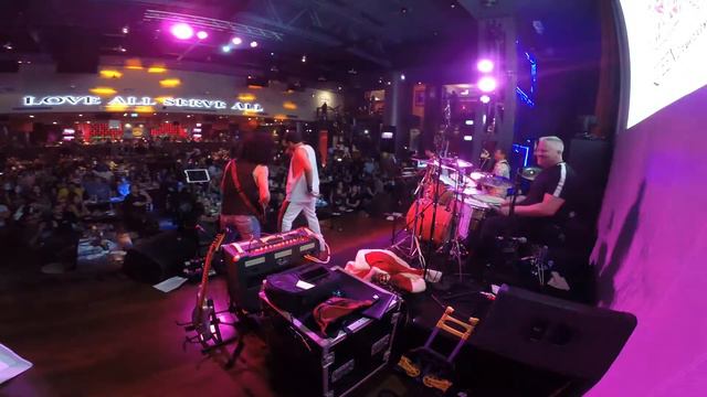We Will Rock You - Dio's Innuendo (Live at Hard Rock Cafe Dubai) смотреть онлайн