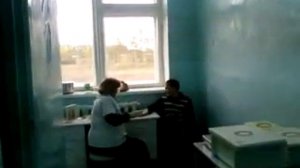16-и летний пацан боится сдавать кровь из пальца.mp4