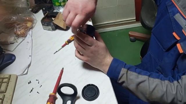 Как разобрать колонку JBL Flip 4 с первого раза, чтобы поменять вздувшуюся батарейку! смотреть онлайн