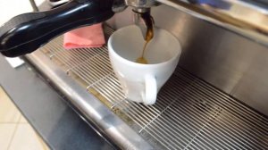 приготовление капучино на профессиональной кофемашине.