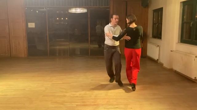 Tango mit Angela & Andrea, Tänzerische Zusammenfassung Online Unterricht 20.1.2021 zu "Sacadas" смотреть онлайн