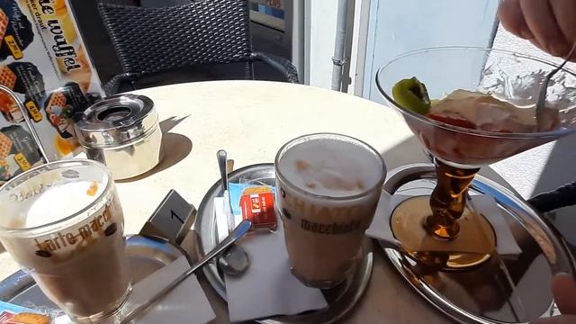 Кафешка в Германии, вафли мороженое и фрукты с ягодами, Eis Mit Waffeln In Eisdiele