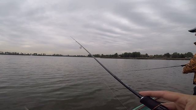 Трофейный судак на микроджиг. Рыбалка спиннингом с лодки. Окунь на джиг. смотреть онлайн