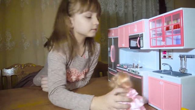 КУХНЯ ДЛЯ КУКОЛ LOL / ИГРАЕМ ВМЕСТЕ смотреть онлайн