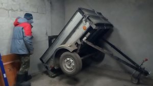 прицеп крепыш. подъем с помощью ручной лебедки. вертикальное хранение в гараже.