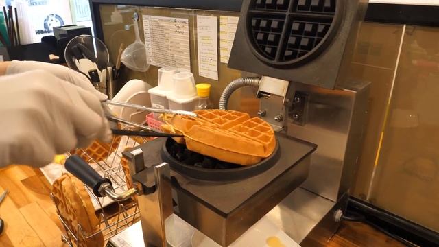 역대급으로 생크림 왕창 발라주는 뚱와플 / 누텔라, 사과 와플 / Big Waffle, Giant whipped cream waffles | Korean street food смотреть онлайн