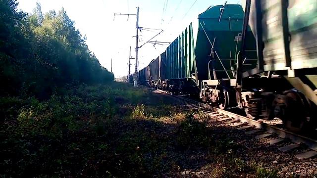 ЭЛЕКТРОВОЗ 2ЭС5К - 373 С ГРУЗОВЫМ ПОЕЗДОМ ПРОСЛЕДУЕТ СТ НАДВОИЦЫ НА БОЛЬШОЙ СКОРОСТИ. смотреть онлайн