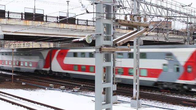 Электровоз ЭП2К с двухэтажным поездом "Санкт-Петербург - Москва" проследует станцию Химки смотреть онлайн