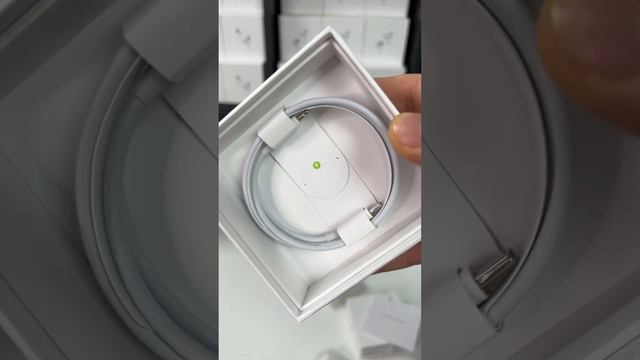 В AirPods 3 кабель должен быть приклеен к дну коробки ? смотреть онлайн