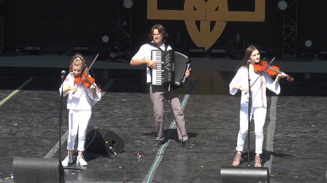 The Sawchuk Sisters - Born This Way - Polka Version смотреть онлайн