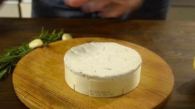 Камамбер запеченный с чесноком и розмарином | Как запечь сыр камамбер смотреть онлайн