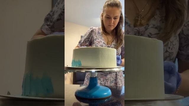 Покрытие торта кремчиз, выравнивание и украшение