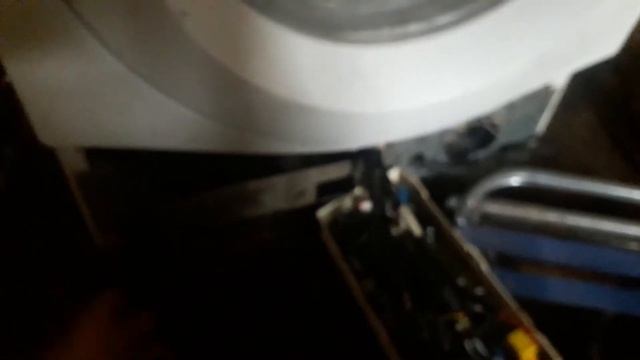 Стиральная машина автомат LG F1048ND Течет из под корпуса вода, не включается клацает реле смотреть онлайн