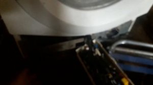 Стиральная машина автомат LG F1048ND Течет из под корпуса вода, не включается клацает реле