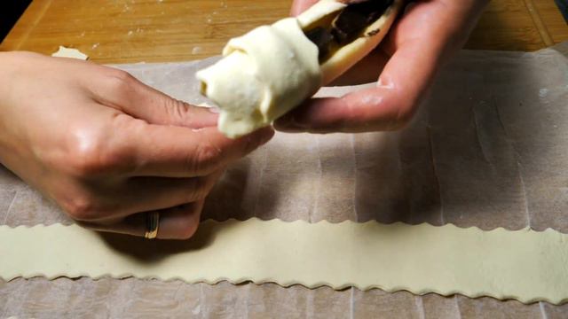 Banana and Chocolate Puff Pastry Rolls. смотреть онлайн
