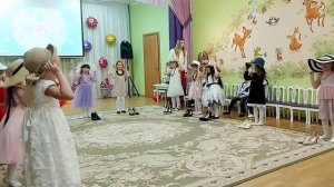 Танец «А я возьму у мамы бусы» для девочек старшая группа.