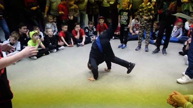 KIDS BATTLE by TDS - kids 3x3 bboy Rich & Chir & FlashUp vs Виталий & Саша & Мария смотреть онлайн