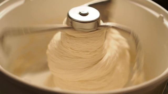 Bosch Universal mixer: 65% hydration dough climbs up the central post смотреть онлайн