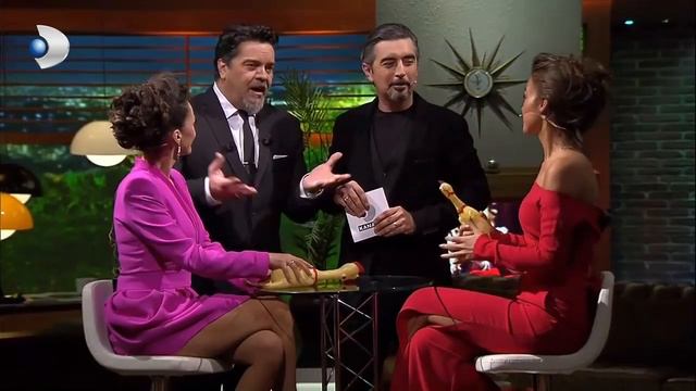 Hande Soral ve Bensu Soral, Ali İhsan Varol İle Kelime Oyunu! - Beyaz Show смотреть онлайн