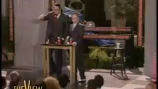 Фокус со стаканчиками и шариками смотреть онлайн