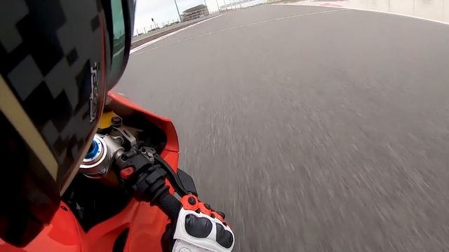 2020 Ducati Panigale V4 S Review | First Ride смотреть онлайн