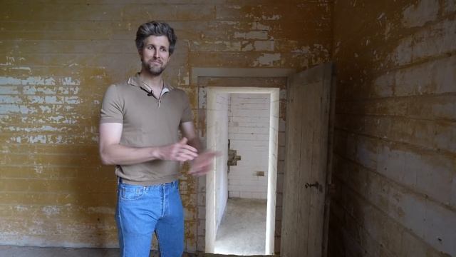 Tour of the Chateau Gatehouse Just Before Its Restoration! смотреть онлайн