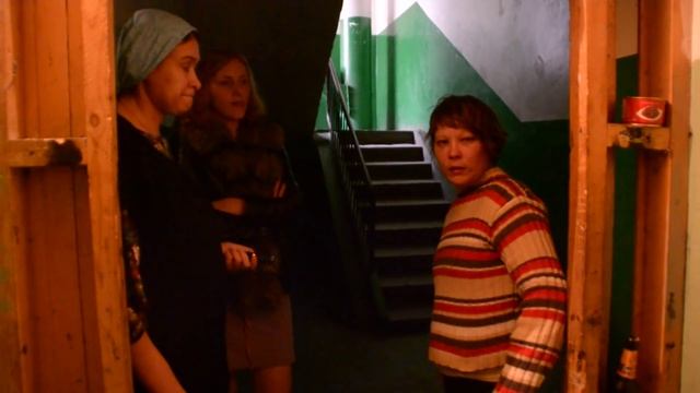 Бомжиха год живет в подъезде общежития в Бердске смотреть онлайн