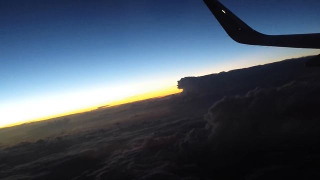 Полет в грозу/В рядом летящий самолет чуть не ударила молния смотреть онлайн