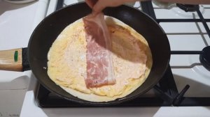 Вся семья осталась в восторге от такого завтрака. Тортилья с беконом, яйцом и сыром на сковороде.