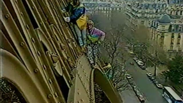 Albert Stalk free climbs the Eiffel Tower : Part 1 смотреть онлайн
