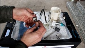 Замена топливного фильтра в бензобаке на Mitsubishi ASX  Мицубиси АСХ 1,8 2013 года