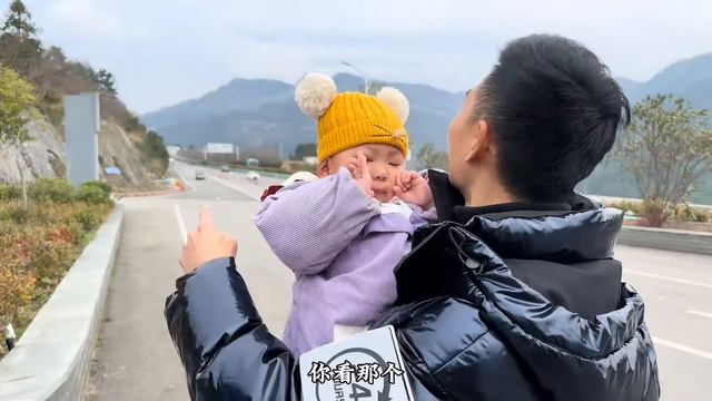 阿表要回广西了，小语知道要回家乐开花，到家就被围着抱真幸福！ смотреть онлайн