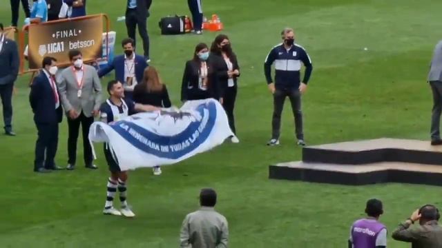 Pablo Míguez es aclamado por la hinchada de Alianza Lima смотреть онлайн