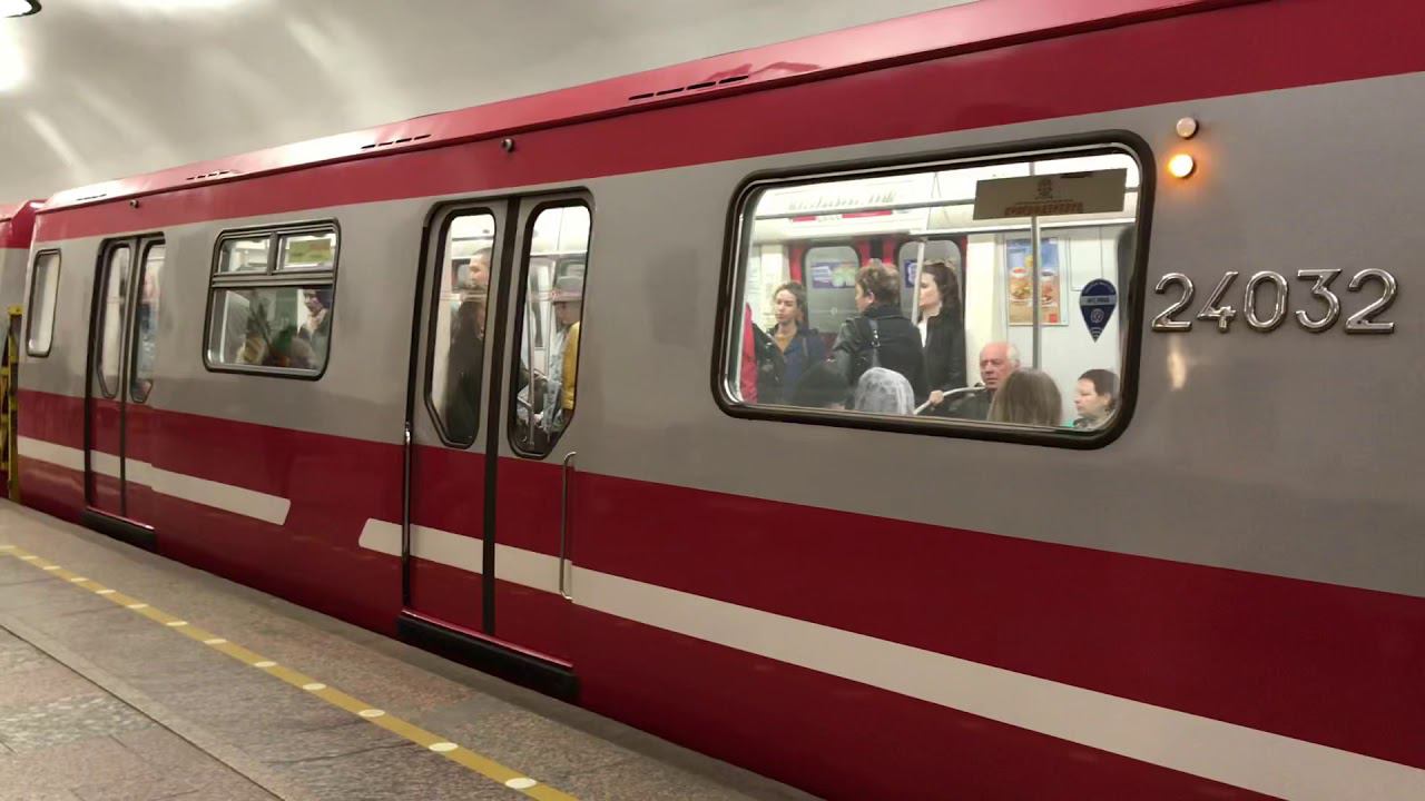 Метро Петербурга. Вагоны метро и станция с двойными дверями. смотреть онлайн