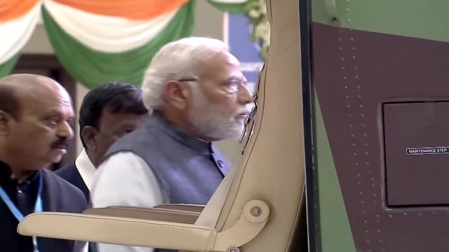 PM Modi takes stock of newly manufactured helicopter at HAL facility in Tumakuru смотреть онлайн