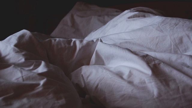 МОЯ БАБУЛЯ - ПОЧЕМУ НЕЛЬЗЯ ОСТАВАТЬСЯ НОЧЕВАТЬ У БАБУШКИ // Страшные истории на ночь! смотреть онлайн