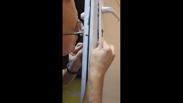 Лайфхак: Замена замка пластиковой двери смотреть онлайн