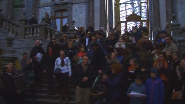 Флэшмоб "Я люблю тебя, жизнь" на Центральном вокзале Антверпена смотреть онлайн