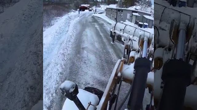 Очищаем дорогу от снега. Работа на погрузчике. смотреть онлайн